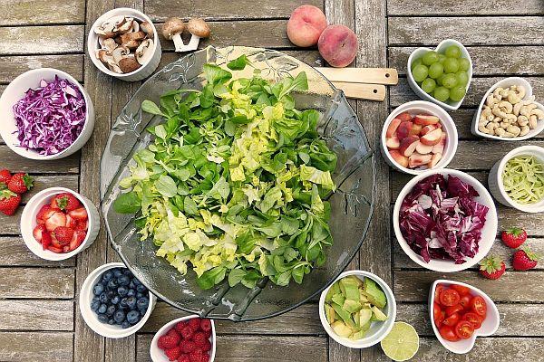 Salate und Obst