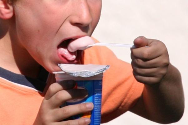 Kind isst Joghurt Kind isst Joghurt