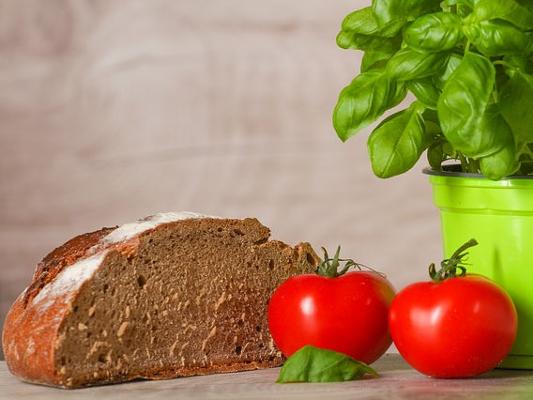 Brot Tomate Basilikum