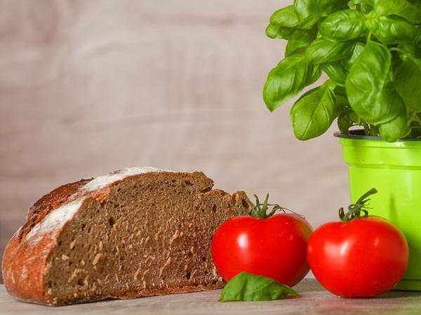 Brot Tomate Basilikum