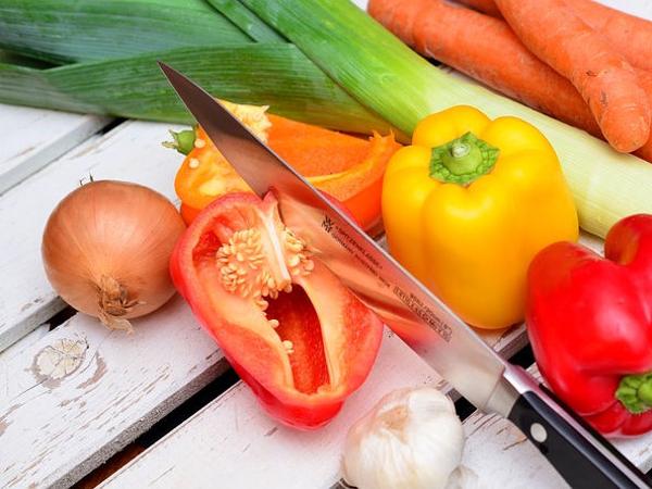 Gemüse aufgeschnitten Messer