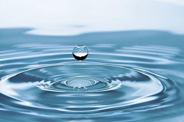 Wassertropfen fällt auf Wasserfläche